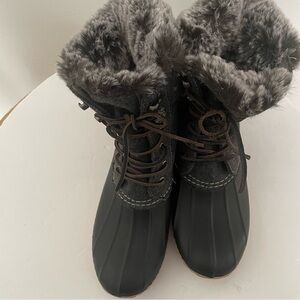 Women's Ursula Gray Fur-Lined Winter Boots Size 9. Faux fur lining. Pre-owned